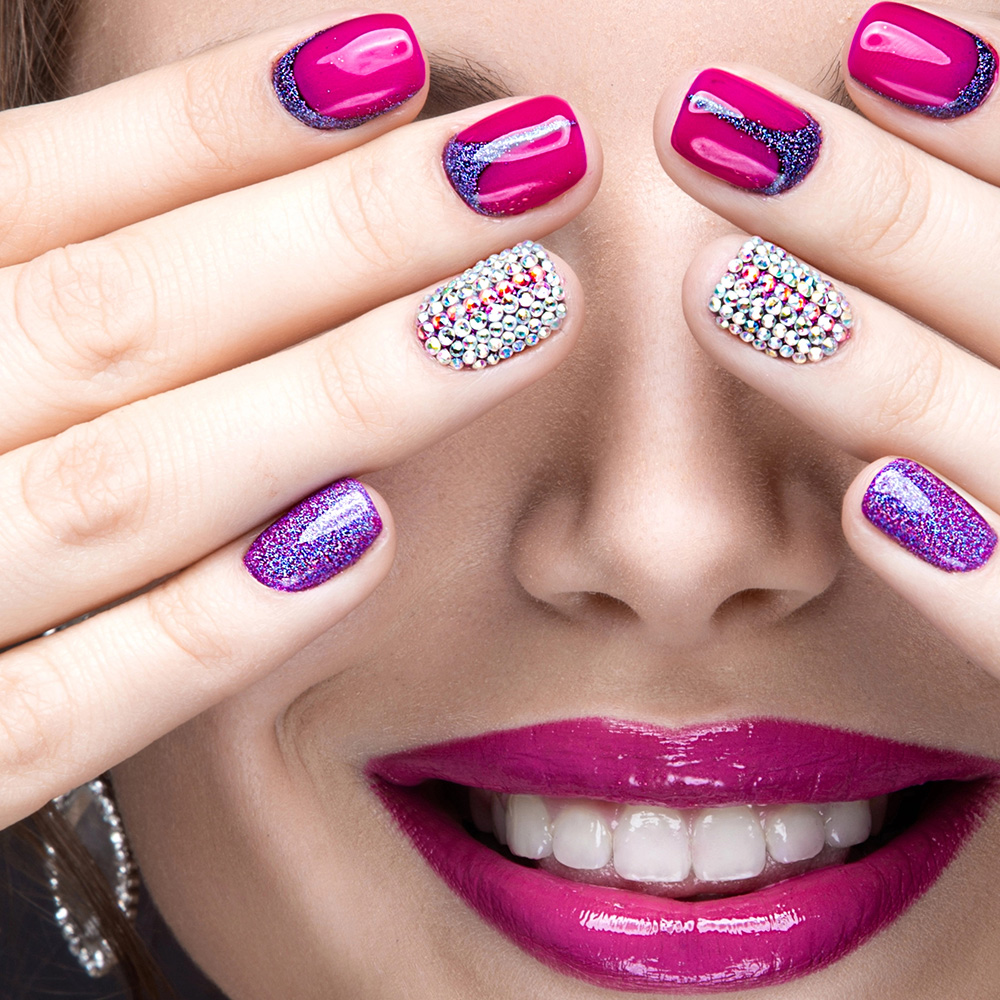 hermosa-mujer-con-unas-brillantes