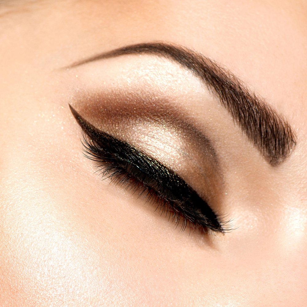 mujer-pestanas-onos-cejas-perfectas